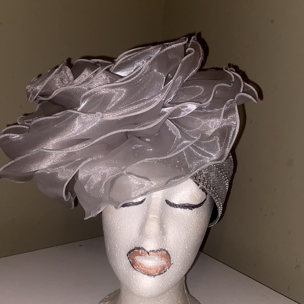 Gorgeous Metallic Silver Whittall & Shon Church Dress Hat - Picture 4 of 12
